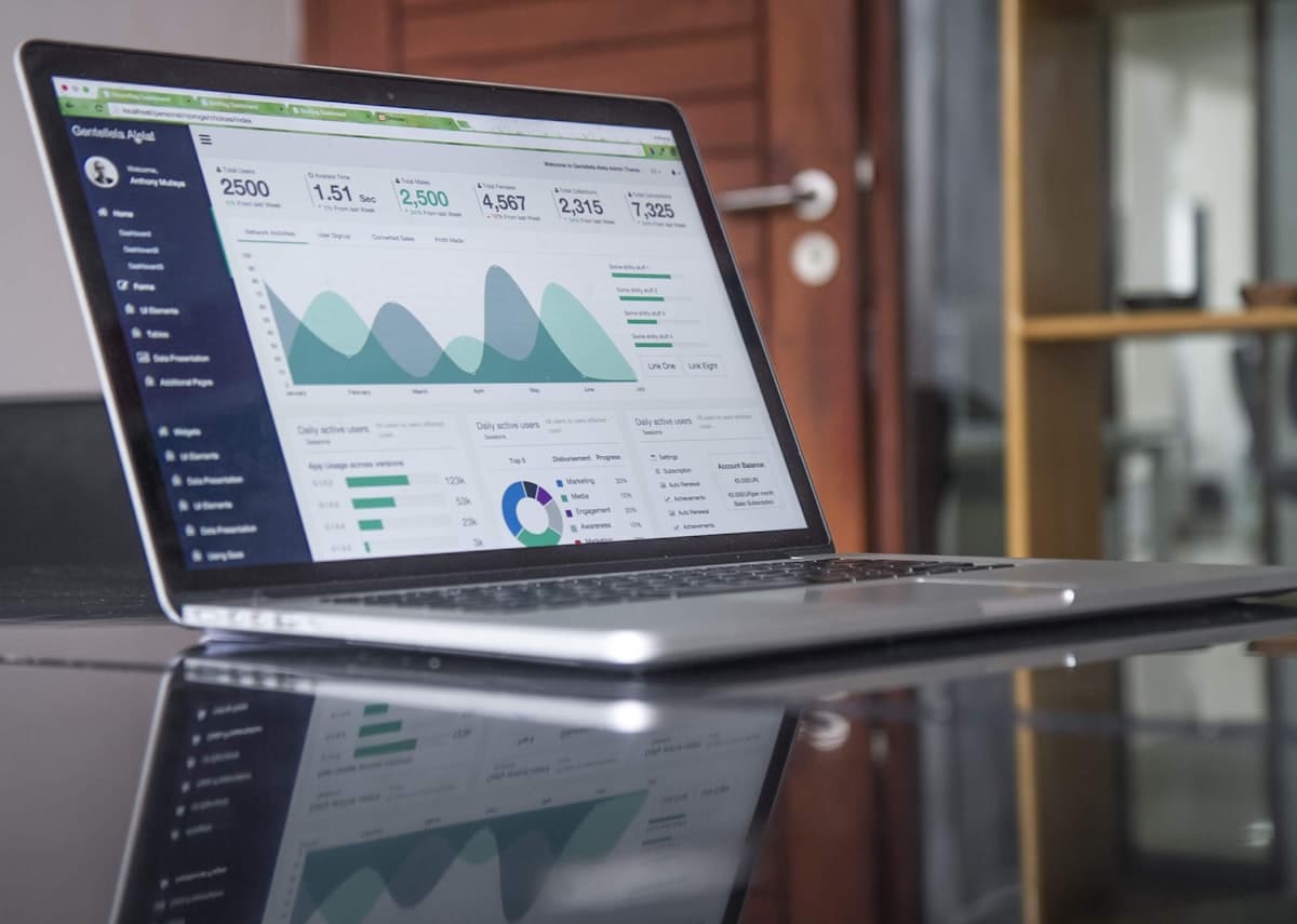 Tim menganalisis data dan strategi digital